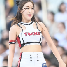 组图：韩国啦啦队助阵棒球比赛 户外打扮清凉热舞