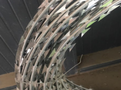 刺绳刀片刺绳刺绳立柱刀片刺绳支架实体厂家质量好价格合理供货快图2