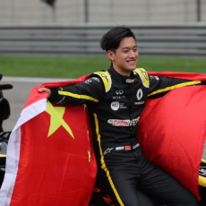 周冠宇身披国旗开F1赛车驰骋上赛道 看得家乡父老纷纷泪目