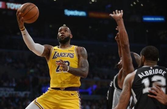 NBA综述：詹姆斯再斩三双 湖人“拔刺”豪取五连胜