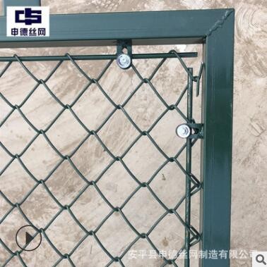 生产出售体育球场喷塑护栏网 定制学校足球场围挡 足球场围图3