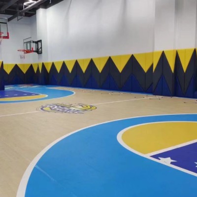 供应篮球场pvc塑胶地板 羽毛球乒乓球场运动地板场地弹性塑胶地板