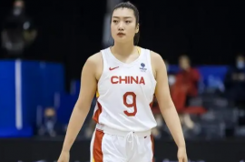 继续反转！篮球名嘴支持李梦，她和张隆在一起合法，过得开心就好
