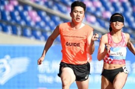 田径——女子100米T11级：刘翠青夺冠