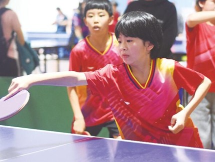 数百乒乓球爱好者 周末竞技南宁赛场